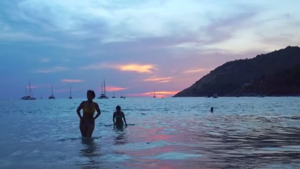 Dos Mujeres Nadando Playa Nai Harn Con Hermoso Cielo Fondo — Vídeo de stock