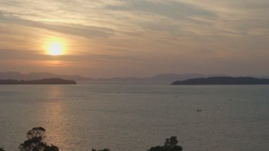 Ao Por 'da adanın üzerinde gün doğumu