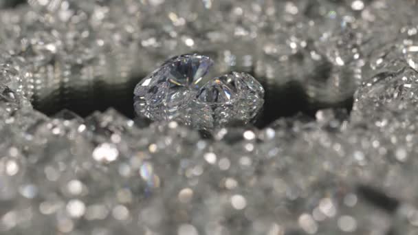 镜面上圆形中心不同形状和不同尺寸的钻石在黑色背景下旋转着 — 图库视频影像