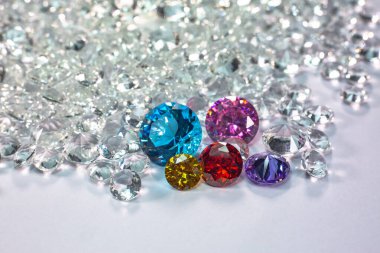 Renkli elmaslar beyaz elmasların üzerine konur ve dönmeye devam eder. Studi 'de 4k çözünürlük çekimi