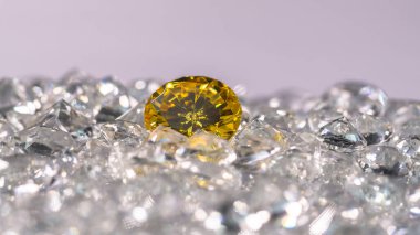 Sarı elmaslar beyaz elmasların üzerine konur ve dönmeye devam eder. Studi 'de 4k çözünürlük çekimi