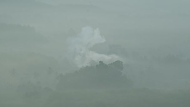 Πρωινή Ομίχλη Κάλυψε Την Κοιλάδα Μεγάλα Και Μικρά Βουνά Που — Αρχείο Βίντεο