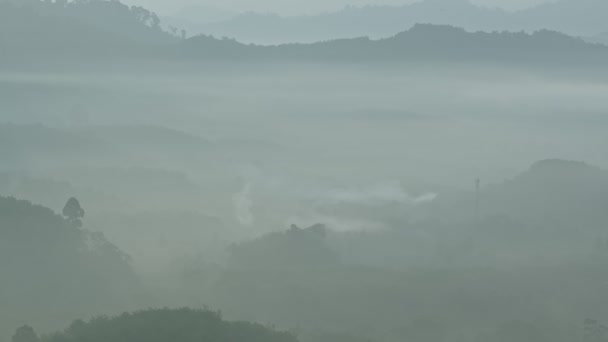 Nebbia Sulla Valle Mattino Quando Sole Splende Sulla Vetta Della — Video Stock