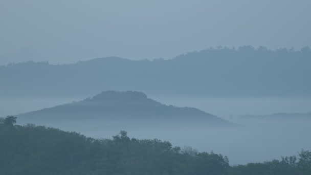 Mist Vallei Ochtend Als Zon Schijnt Bergtop Zee Van Mist — Stockvideo