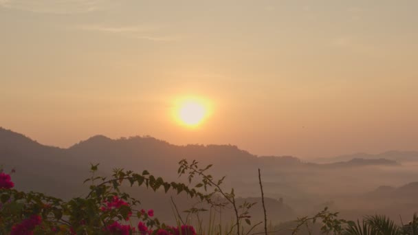 Grote Gele Zon Schijnt Aan Rode Hemel Boven Bergtop Ochtend — Stockvideo