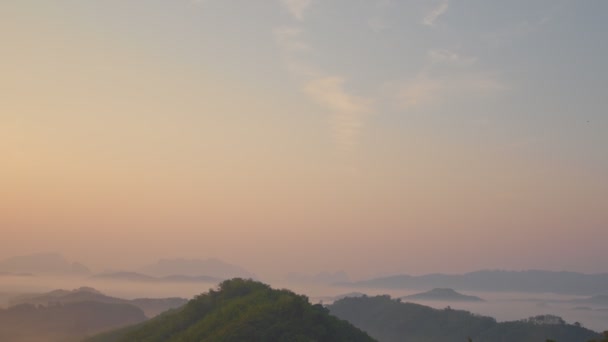 Πρωινή Ομίχλη Κάλυψε Την Κοιλάδα Μεγάλα Και Μικρά Βουνά Που — Αρχείο Βίντεο