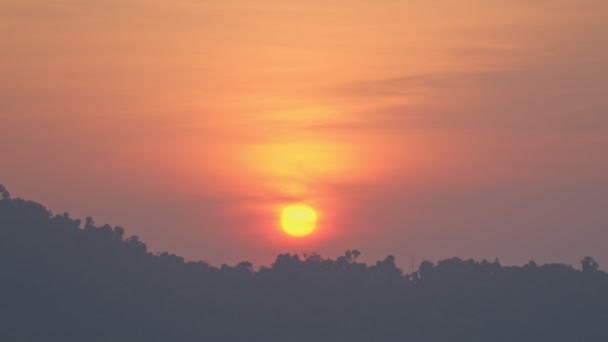 Wielkie Żółte Słońce Świeci Czerwonym Niebie Nad Szczytem Góry Rano — Wideo stockowe