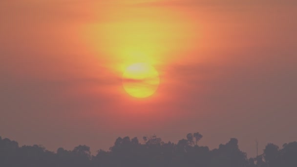朝の山頂上空の赤い空には大きな黄色い太陽が輝いています パンンガ州には大小の丘陵が多い そして朝の雨はしばしば霧の海を作り出す — ストック動画