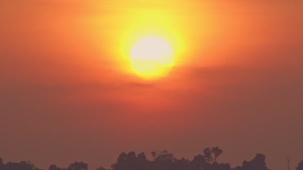 Gran Sol Amarillo Brilla Cielo Rojo Sobre Pico Montaña Por — Vídeo de stock