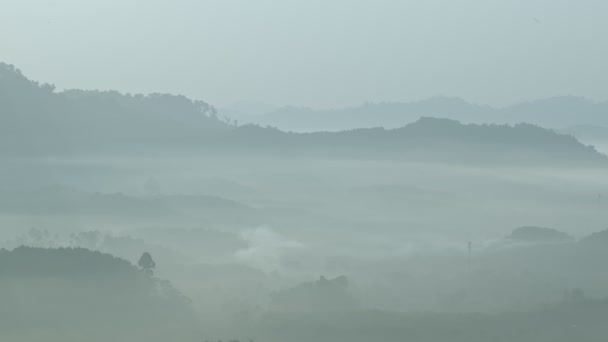 Niebla Matutina Cubría Valle Con Montañas Grandes Pequeñas Alternando Ida — Vídeos de Stock