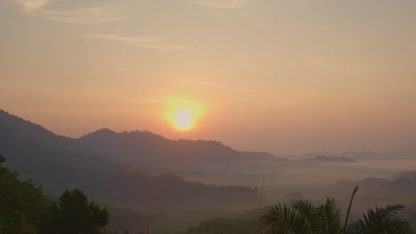 Grote Gele Zon Schijnt Aan Rode Hemel Boven Bergtop Ochtend — Stockvideo