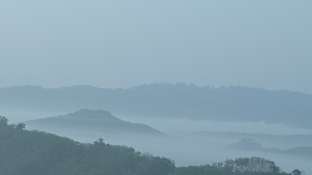 Der Morgennebel Bedeckte Das Tal Mit Großen Und Kleinen Bergen — Stockvideo
