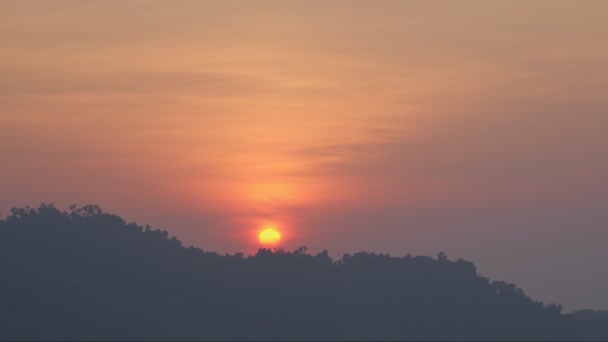 Den Stora Gula Solen Skiner Den Röda Himlen Ovanför Bergstoppen — Stockvideo
