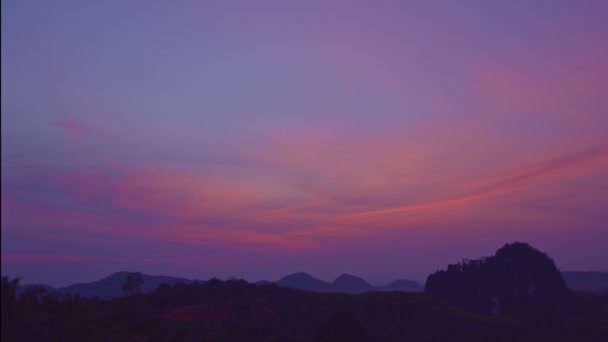 Hermoso Cielo Rojo Durante Salida Del Sol Por Encima Cordillera — Vídeo de stock