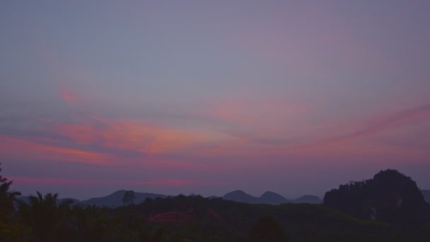 Bellissimo Cielo Rosso Durante Alba Sopra Catena Montuosa Con Foresta — Video Stock