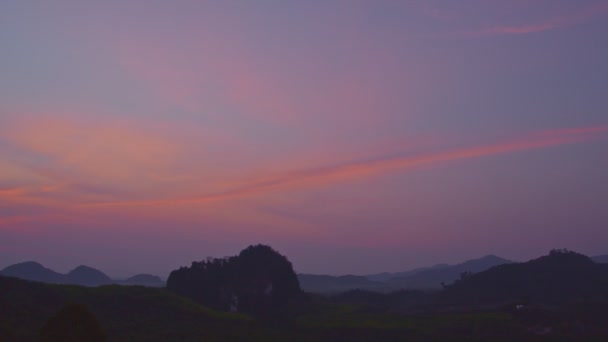 Hermoso Cielo Púrpura Amanecer Hermoso Cielo Rojo Durante Salida Del — Vídeos de Stock