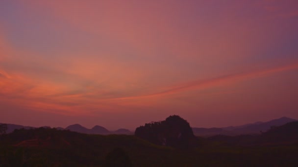 Красиве Червоне Небо Під Час Сходу Сонця Над Гірським Хребтом — стокове відео