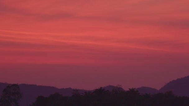 Belo Céu Vermelho Durante Nascer Sol Acima Cordilheira Com Floresta — Vídeo de Stock