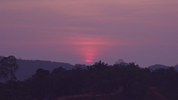Hermoso Cielo Rojo Durante Salida Del Sol Por Encima Cordillera — Vídeo de stock