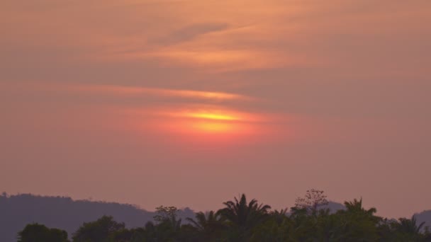 Chmury Przesunęły Się Zablokować Pomarańczowe Słońce Czerwonym Niebie — Wideo stockowe