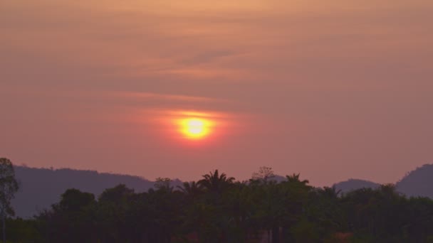 Vacker Röd Himmel Soluppgången Över Skogsklädda Bergen Den Röda Solen — Stockvideo