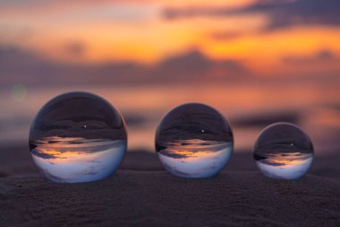 Üç boyutta üç berrak kristal küre küresel deniz manzarasını ortaya çıkarır.