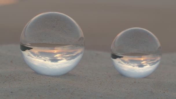 Esfera Bolas Vidro Cristal Revela Paisagem Marinha Por Sol Com — Vídeo de Stock