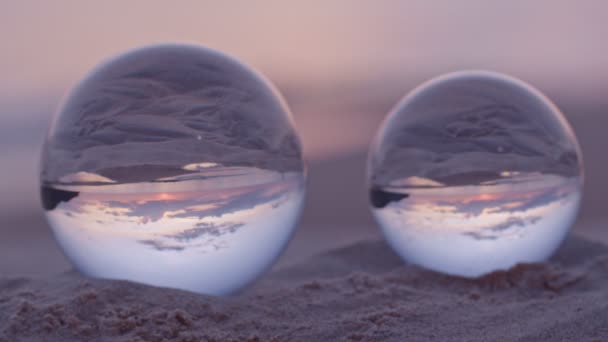 Boules Verre Cristal Sphère Révèle Coucher Soleil Paysage Marin Avec — Video