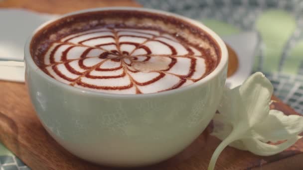Een Koffie Kop Tafel Tuin — Stockvideo