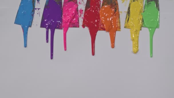 Regenbogenfarben Tropfen Langsam Aus Farbschöpfen — Stockvideo