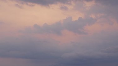 Naiharn sahilinde güzel bir gün batımı Phuket