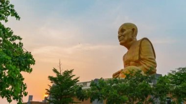 Büyük Budist Monks Luang Phor Tuad Heykeli Buda Uttayarn Maharach Projesi Ayutthaya, Tayland
