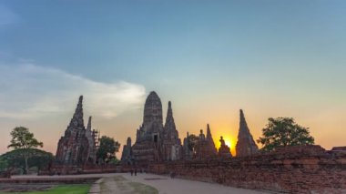 Ayutthaya Eyaleti 'nin Eski Tapınağı Wat Chaiwatthanaram Tapınağı' nın Alacakaranlık Zamanı (Ayutthaya Tarihi Parkı) Tayland.
