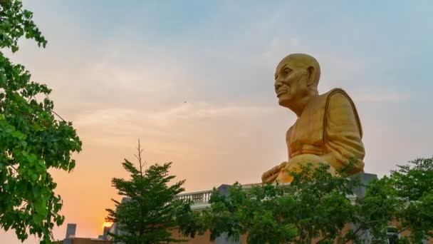 Alba Grande Monaci Buddisti Luang Phor Tuad Statua Buddha Uttayarn — Video Stock