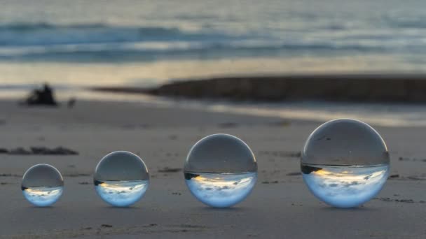 Чудове Небо Над Кришталевими Кульками Пляжі Прекрасне Відображення Неба Над — стокове відео