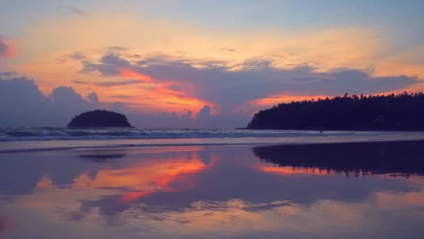 風景カタビーチでプー島の後ろの夕日 プー島とカタビーチのチャネルで日没 4Kストックフッテージビデオで旅行コンセプト — ストック動画