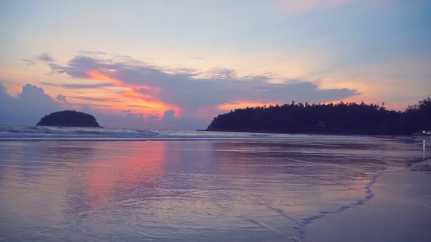 風景カタビーチでプー島の後ろの夕日 プー島とカタビーチのチャネルで日没 4Kストックフッテージビデオで旅行コンセプト — ストック動画