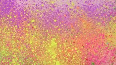 Beyaz zemine serpiştirilmiş toz renklerinin üst görünümü renk ve hız çalışma konsepti için yavaştan hıza, hızdan yavaşa, yavaş ve hızlı 4K videosu.