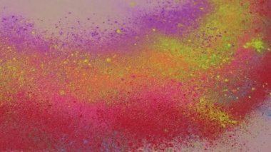 Beyaz zemine serpiştirilmiş toz renklerinin üst görünümü renk ve hız çalışma konsepti için yavaştan hıza, hızdan yavaşa, yavaş ve hızlı 4K videosu.