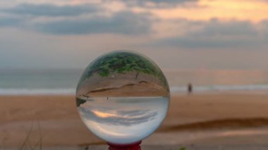 Sahildeki kristal kürenin üzerindeki muhteşem gökyüzü. Plajdaki kristal kürenin üzerindeki gökyüzünün güzel yansıması.