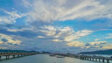 Chalong rıhtımının üzerindeki bulutlu havada zaman kaybı Chalong marinası Phuket 'te yoğun tekne aktivitelerinin merkezi 4K UHD Stock turizm ve deniz konseptleri videosu..