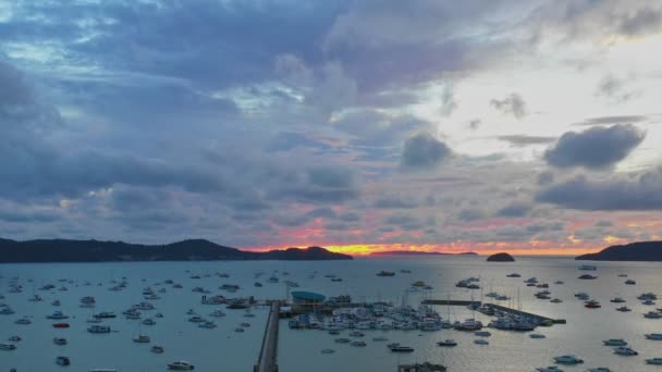 Воздушный Вид Облачно Красном Небе Над Заливом Чалонг Является Наиболее — стоковое видео