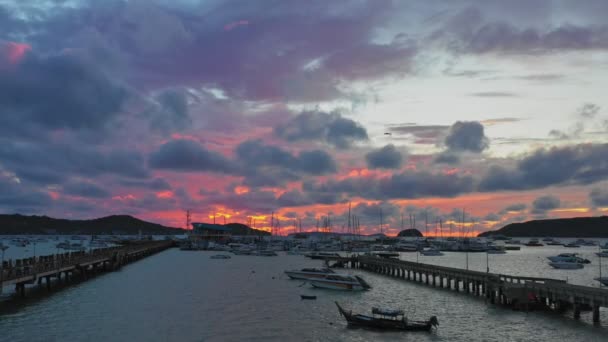 Vista Aerea Nuvoloso Nel Cielo Rosso Sopra Chalong Golfo Luogo — Video Stock