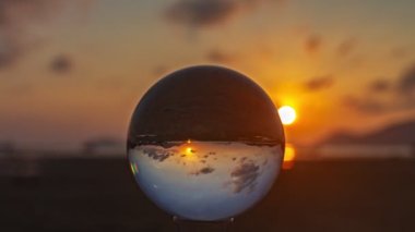Kristal küredeki manzara diğerlerine benzemez. 4K Videolar güzel ve alışılmadık seyahat fikirleri için. Zaman atlamalı bulutlar denizin üzerinde gün doğumunda güzel gökyüzünde hareket ediyorlar.. 