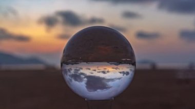 Kristal küredeki manzara diğerlerine benzemez. 4K Videolar güzel ve alışılmadık seyahat fikirleri için. Zaman atlamalı bulutlar denizin üzerinde gün doğumunda güzel gökyüzünde hareket ediyorlar.. 