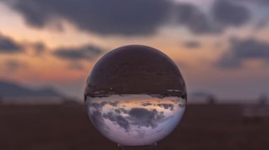 Kristal küredeki manzara diğerlerine benzemez. 4K Videolar güzel ve alışılmadık seyahat fikirleri için. Zaman atlamalı bulutlar denizin üzerinde gün doğumunda güzel gökyüzünde hareket ediyorlar.. 