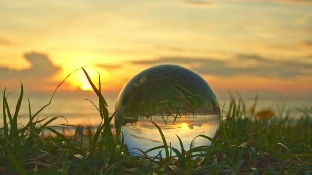 Pôr Sol Dourado Numa Bola Cristal Colocada Praia Vista Natural — Vídeo de Stock