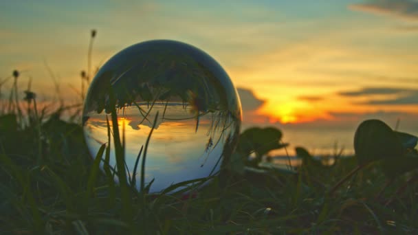 Χρυσό Ηλιοβασίλεμα Μια Κρυστάλλινη Μπάλα Τοποθετημένη Στην Παραλία Φυσική Θέα — Αρχείο Βίντεο