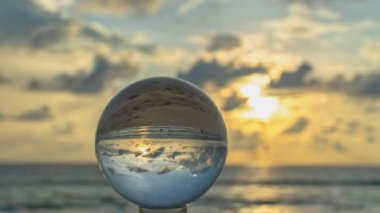 Sahildeki kristal kürenin üzerindeki muhteşem gökyüzü. Plajdaki kristal kürenin üzerindeki gökyüzünün güzel yansıması.