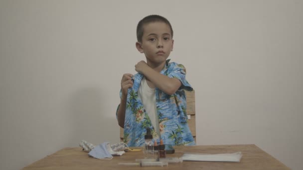 Roztomilý Chlapec Rád Oblékal Havajskou Košili Přes Bílou Tílko Bílém — Stock video